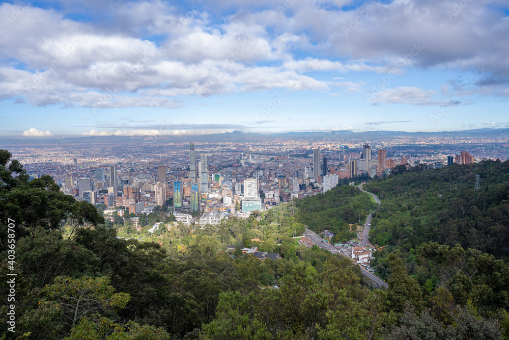 Fototapeta premium Vue sur Bogota depuis le sentier de San Francisco à Vicachá, Colombie