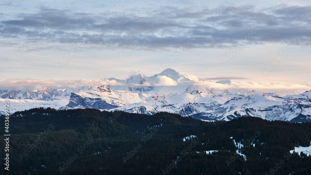 Coucher de soleil sur le majestueux Mont Blanc depuis la station de ski des Gets en Haute-Savoie dans les Alpes en France