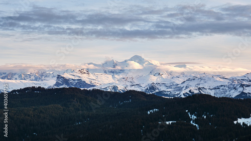 Coucher de soleil sur le majestueux Mont Blanc depuis la station de ski des Gets en Haute-Savoie dans les Alpes en France