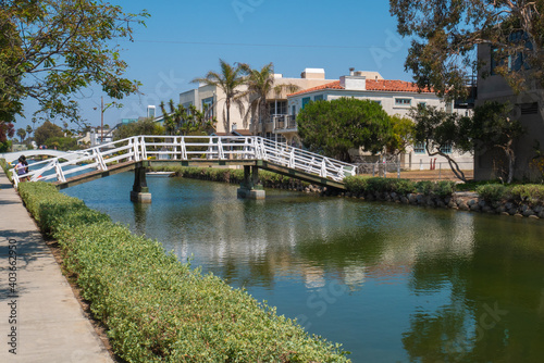 Photo Beautiful view of a bridge across the canals of Venice Beach in California