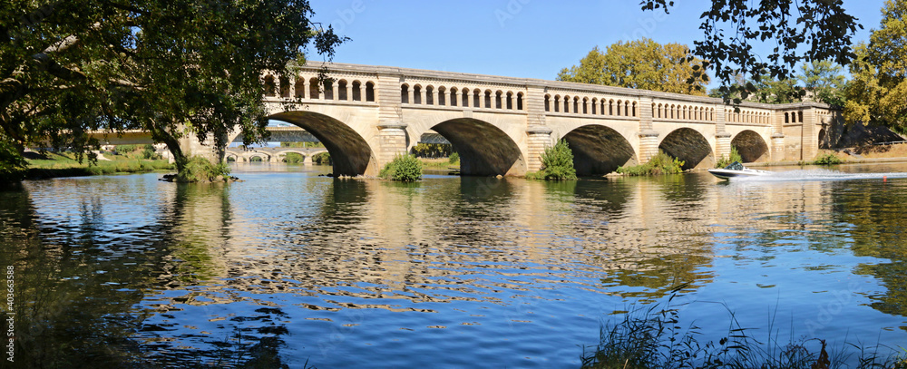 Le pont-canal permettant la traversée de la rivière  Orb par le canal du Midi.