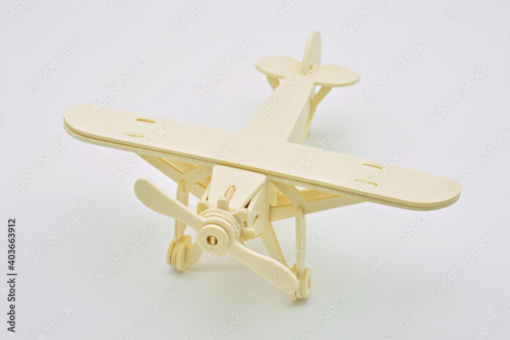 Avión hecho de madera, aislado sobre fondo blanco Avión hecho de madera, aislado sobre fondo blanco
