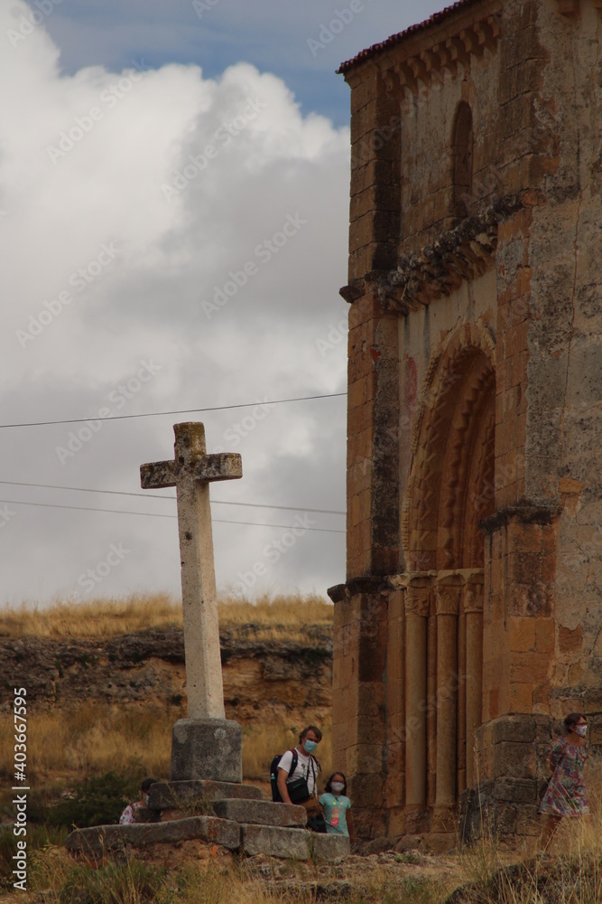 Cruz Medieval cerca iglesia
