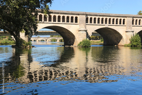 Le pont-canal permettant la traversée de la rivière Orb par le canal du Midi.