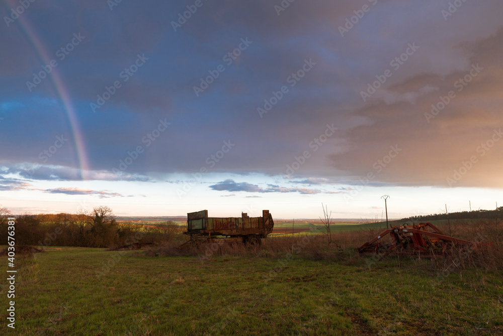Fototapeta premium Matériel agricoles à l'abandon