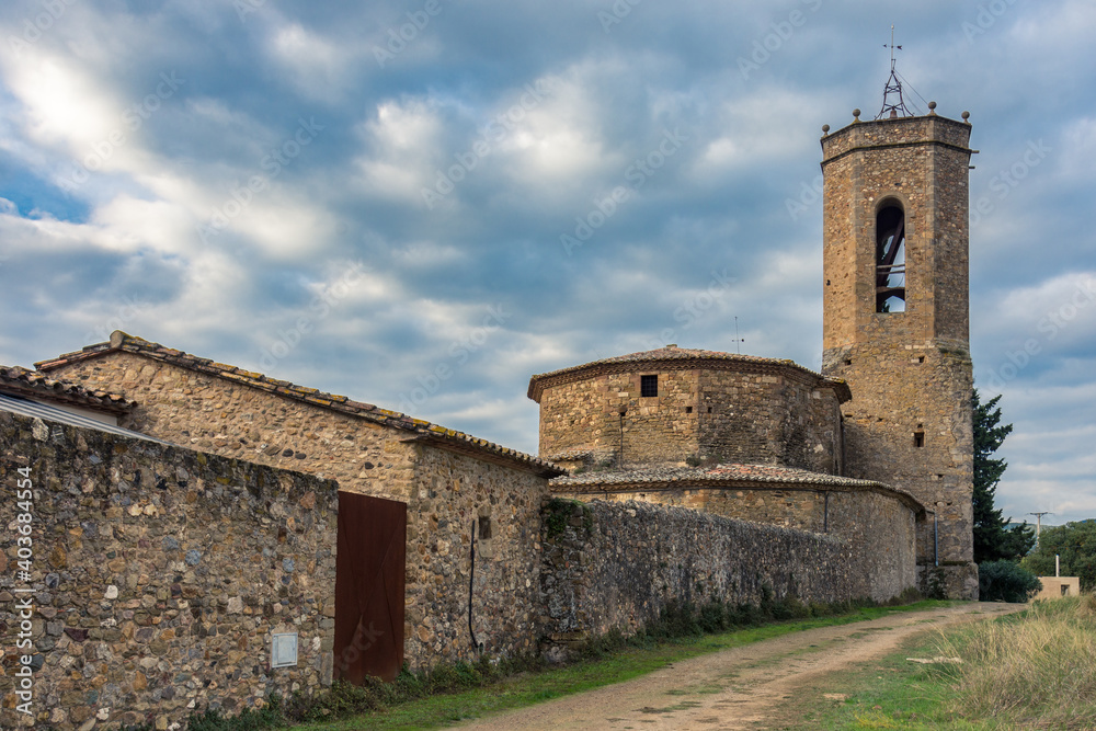 Rincones y localizaciones del pequeño pueblo de Monells, en la provincia de Girona, en el noreste de Catalunya
