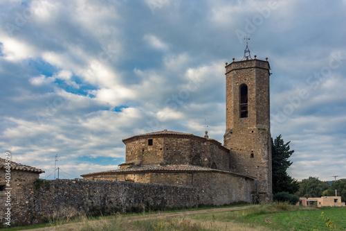 Rincones y localizaciones del pequeño pueblo de Monells, en la provincia de Girona, en el noreste de Catalunya