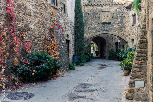 Fototapeta Naklejka Na Ścianę i Meble -  Rincones y localizaciones del pequeño pueblo de Monells, en la provincia de Girona, al noreste de Catalunya