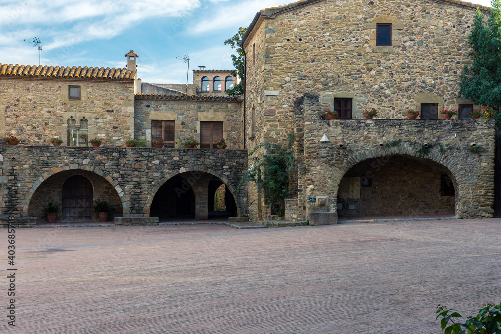 Rincones y localizaciones del pequeño pueblo de Monells, en la provincia de Girona, al noreste de Catalunya
