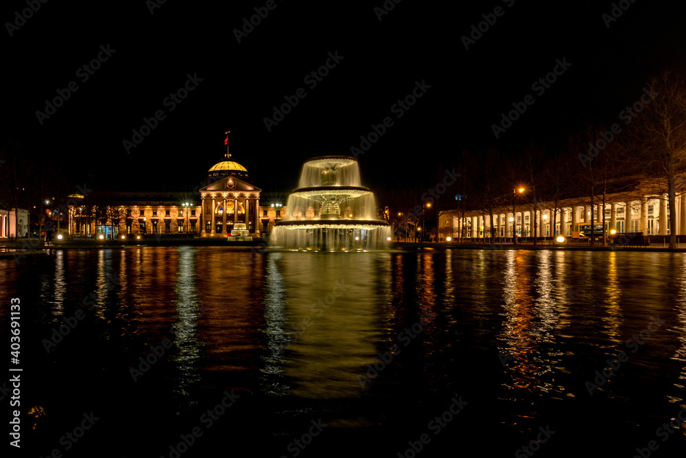 Bowling Green in Wiesbaden am Casino Kurpark in der Nacht Bowling Green in Wiesbaden am Casino Kurpark in der Nacht