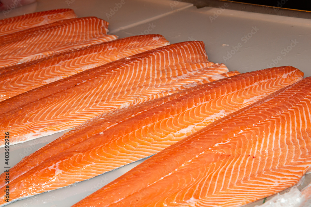 Venta de salmón fresco en mercado. Venta de salmón fresco en mercado.