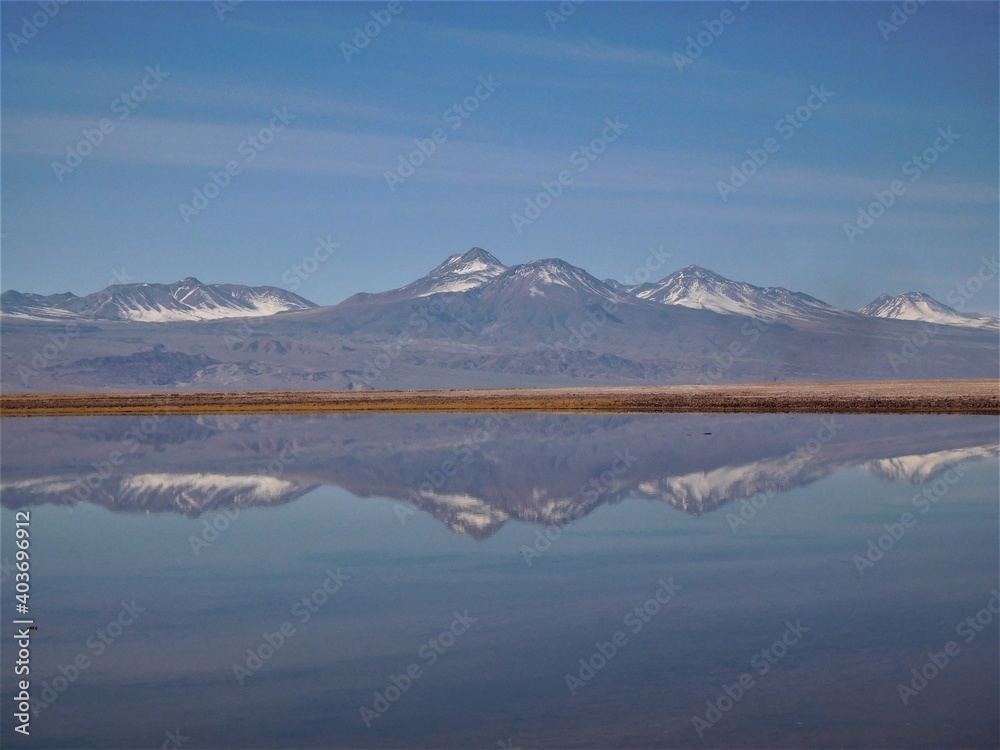 Paysage avec effet miroir d'un volcan chilien se reflétant  dans l'eau