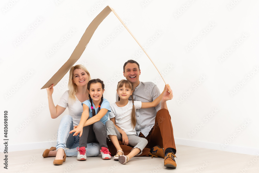 Naklejka premium Smiling young parents and their children are very happy, they are at home