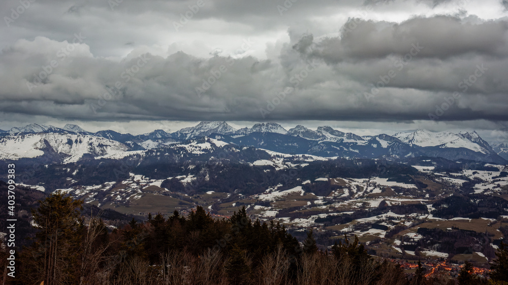 Vue aérienne prise au drone sur les montagnes et villages de Haute-Savoie, hiver et neige