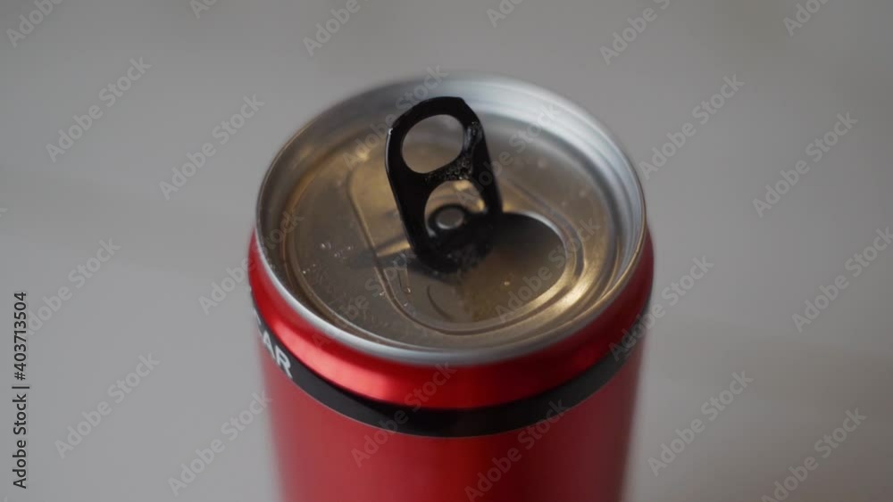Destapando un refresco de cola
