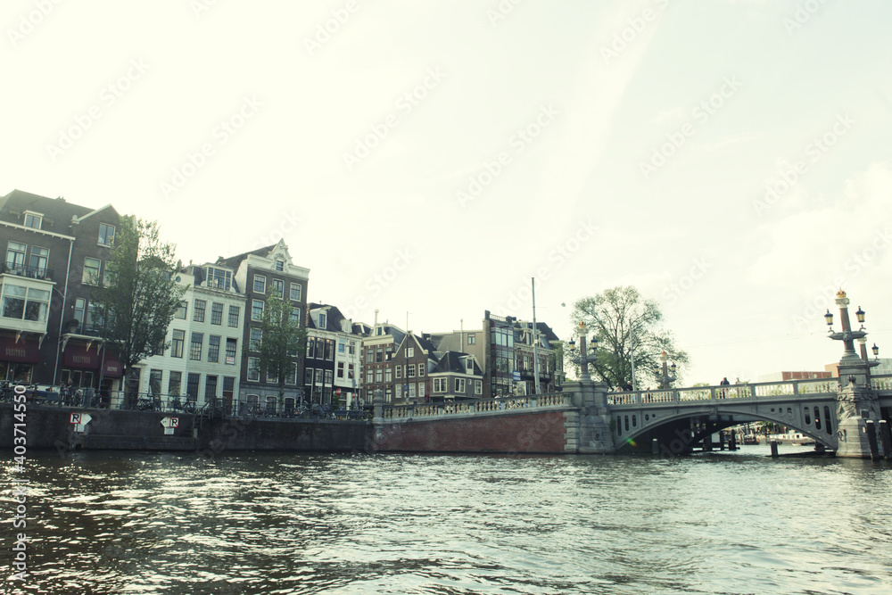Naklejka premium Amsterdam canals and typical houses with clear spring sky