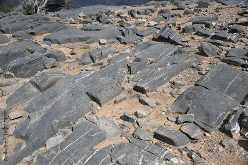 Bild auf Leinwand Calcit Adern im Kalkstein Gestein auf der Hochebene vor dem Grand Canyon Dschabal Schams im Oman