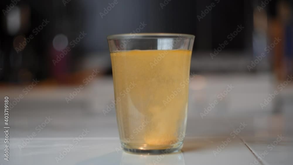 Preparación de Vitamina C efervescente en un vaso de agua para subir las defensas. 