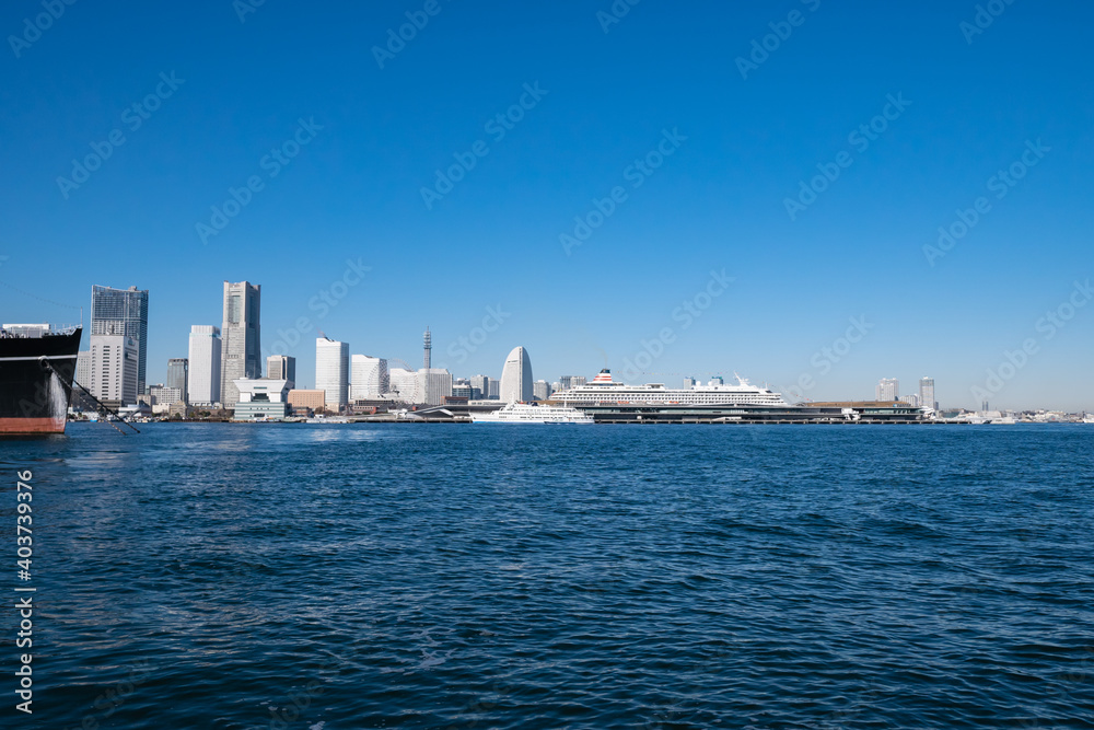 Fototapeta premium 日本の横浜の都市。海の上から見た青空と街の美しい風景。
