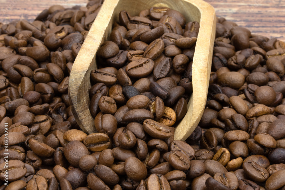 grains de café dans une cuillère en bois