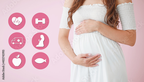 Young pregnant woman with h...