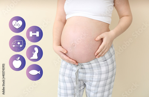 Young pregnant woman with h...
