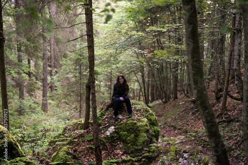 ritratto di una ragazza in mezzo al bosco