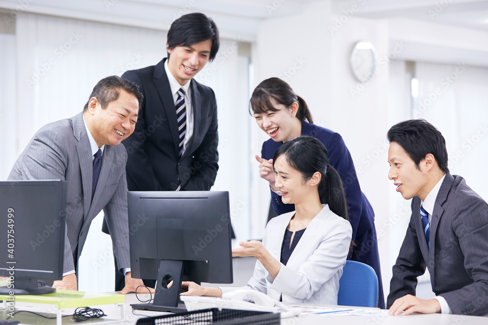 ビジネス 同僚と話すビジネスウーマン ビジネス 同僚と話すビジネスウーマン