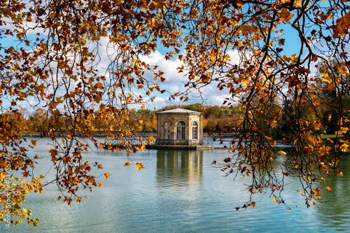 Canvas Print Fontainebleau, France: Pavilion in the middle of the Carp Pond with the royal castle of Fontainebleau in the background
