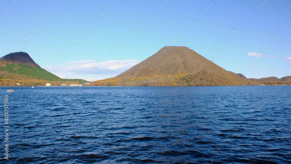 紅葉した榛名山と青い水の榛名湖 紅葉した榛名山と青い水の榛名湖