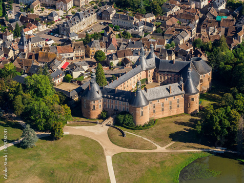 vue aérienne du château de Saint Fargeau dans l'Yonne en France photo