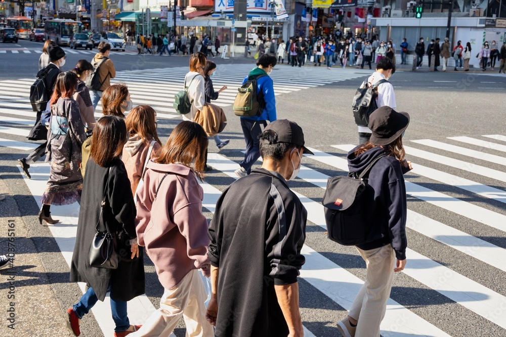 Obraz premium 渋谷スクランブル交差点を渡る人たちの風景