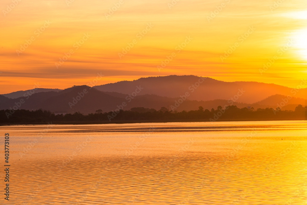 The background of the morning light, the wallpaper of the Twilight sky, the lake or the sea, is a natural beauty, seen between travel. The background of the morning light, the wallpaper of the Twilight sky, the lake or the sea, is a natural beauty, seen between travel.
