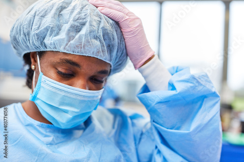 Erschöpfte Pflegerin in Notaufnahme einer Klinik