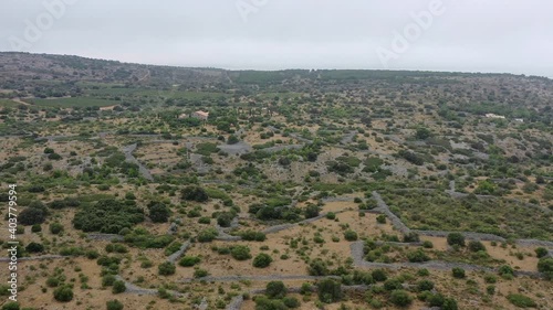 Survol des Corbières, éoliennes dans la garrigue et les vignes