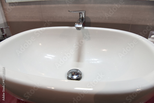 lavandino bagno cermamica rubinetto acqua bagno ceramica bianca lavarsi le mani 