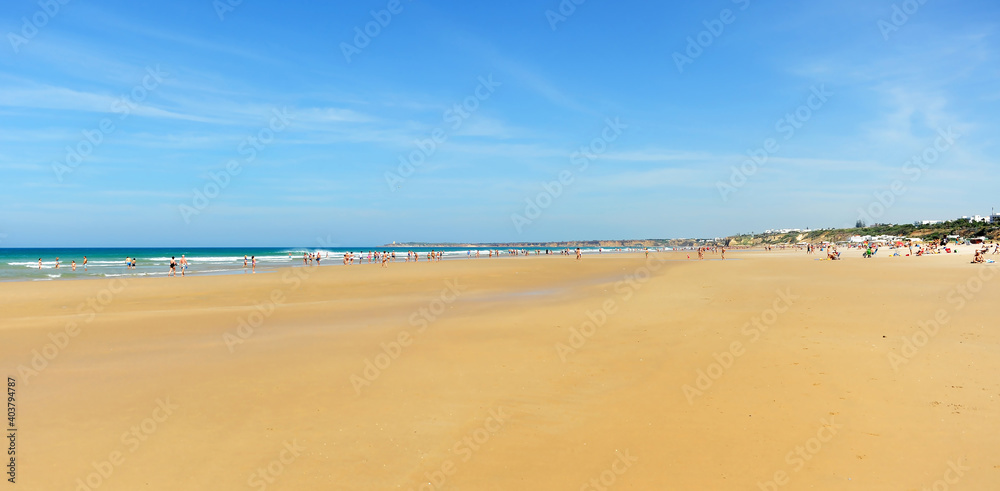 Playa Bateles en Conil de la Frontera, pueblo famoso por sus playas en la costa de Cádiz, Andalucía, España