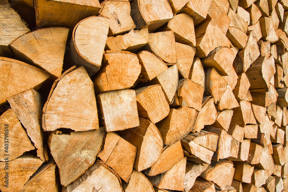 Für den Winter aufgestapeltes Brennholz in Holzofen großen Stücken. Für den Winter aufgestapeltes Brennholz in Holzofen großen Stücken.
