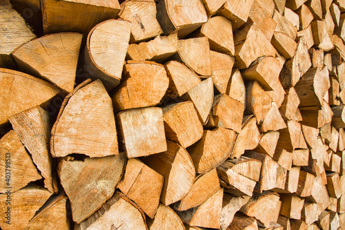 Für den Winter aufgestapeltes Brennholz in Holzofen großen Stücken.