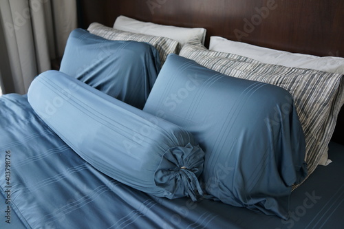 Cuadro en lienzo Closeup of pillows and bolster on a modern bed