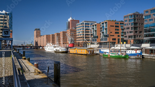 Bunte Hafen Szene Hamburg Sandtorhafen sonnig entzerrt