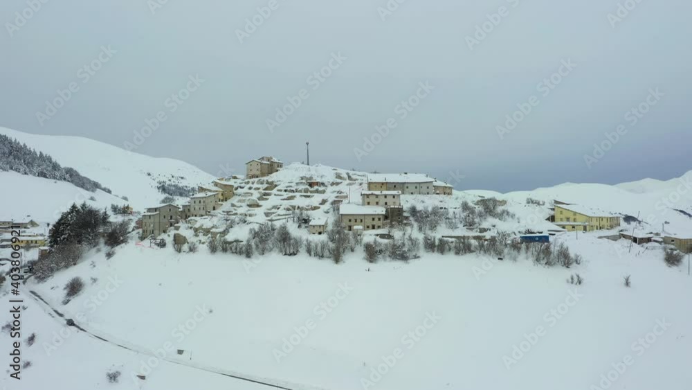 Castelluccio di Norcia sotto la neve, Umbria.
Vista aerea di quel che rimane di Castelluccio Norcia durante l'inverno, dopo il devastante terremoto. Castelluccio di Norcia sotto la neve, Umbria.
Vista aerea di quel che rimane di Castelluccio Norcia durante l'inverno, dopo il devastante terremoto.