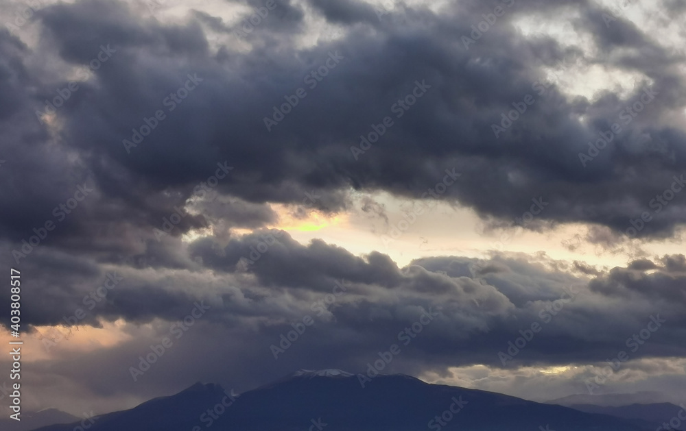 Nubi tempestose al tramonto sulle montagne dell'Appennino