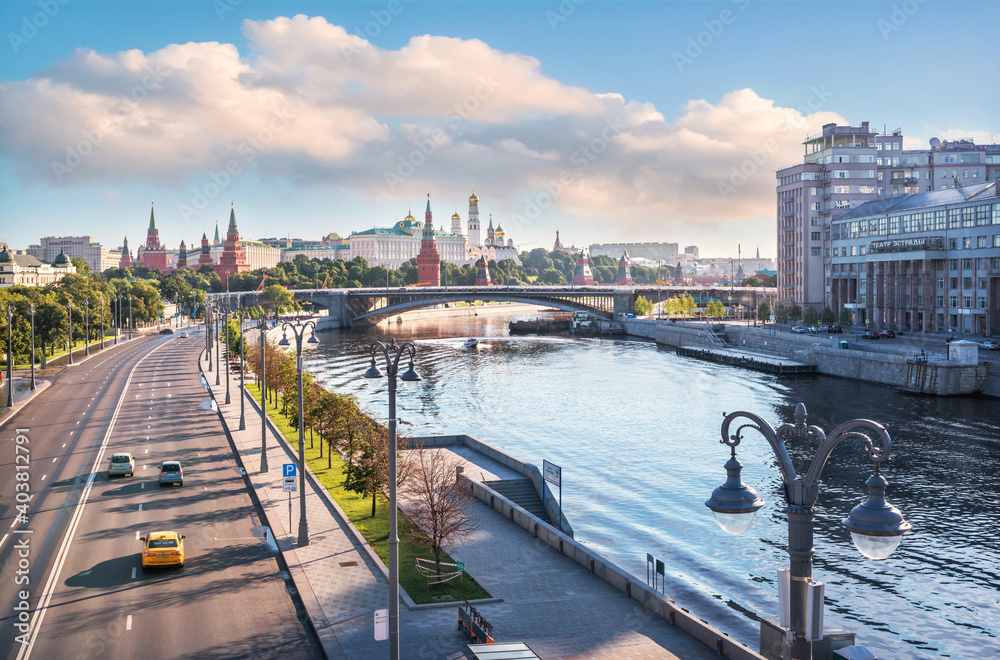 View of the Moskva River and the Moscow Kremlin from the Patriarchal Bridge. Inscription: Variety Theater