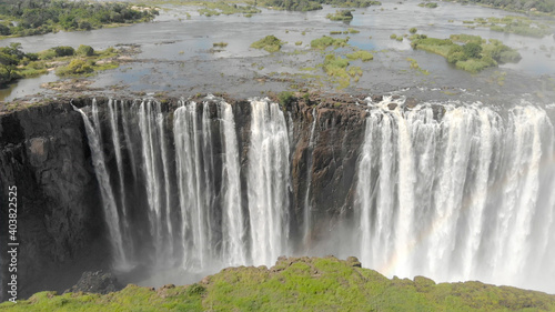Blick auf die Viktoriaf  lle zwischen Sambia und Simbabwe mit dem Sambesi Fluss aus der Luft