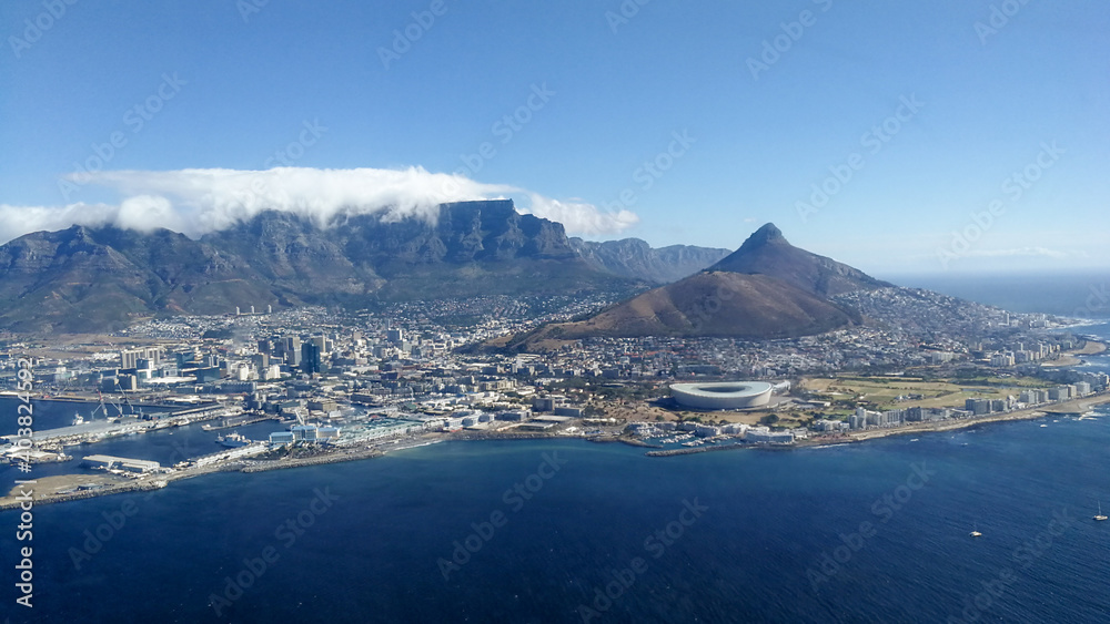 Blick auf Kapstadt aus der Vogelperspektive während eines Helikopterflugs über die Stadt im Kap in Südafrika