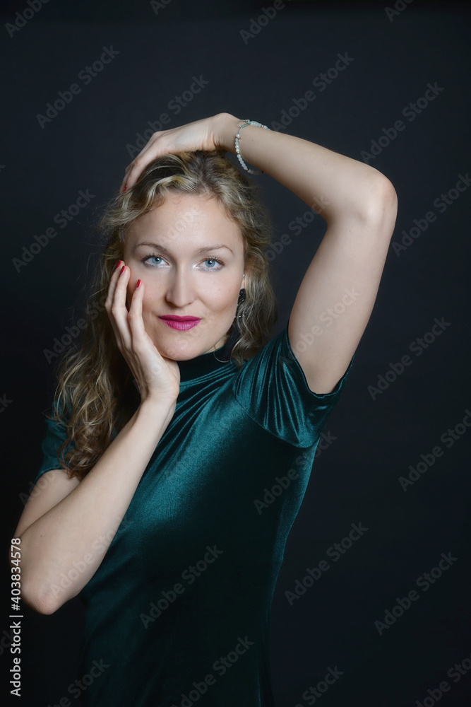 Obraz premium blonde lockige frau erfolgreich selbtsicher blick oberkörper portrait