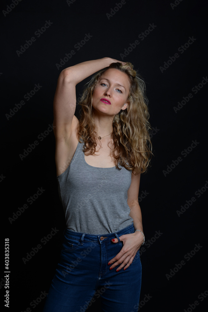 Obraz premium blonde lockige frau erfolgreich selbtsicher blick oberkörper portrait