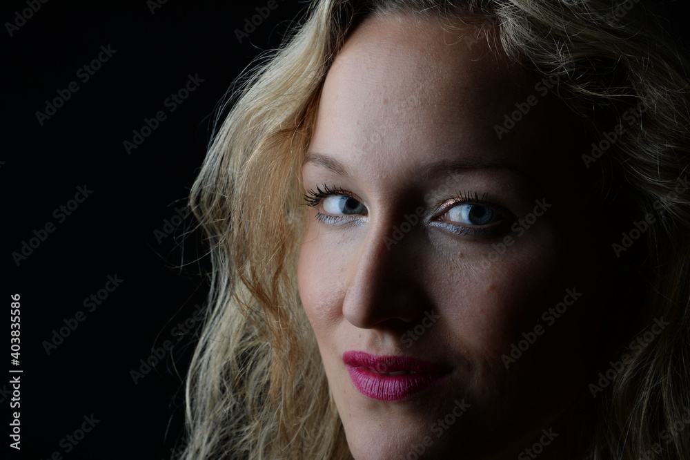 Obraz premium blonde lockige frau erfolgreich selbtsicher blick oberkörper portrait