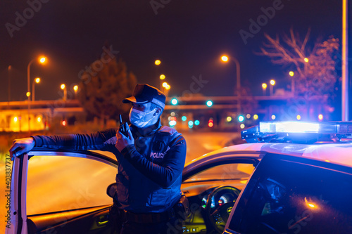 police informing people of the confinement measures
